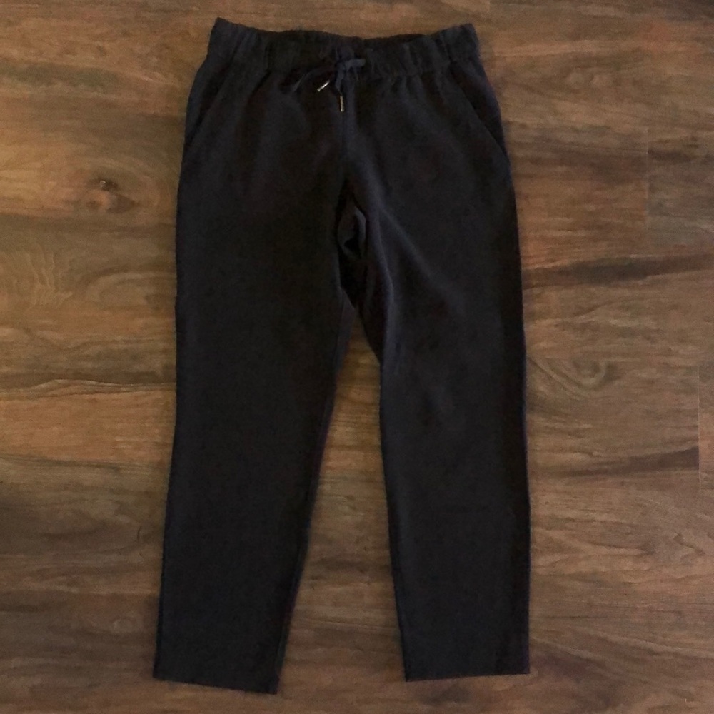 Excellent Condition Black Lululemon On the Fly  Woven Pants Size 8